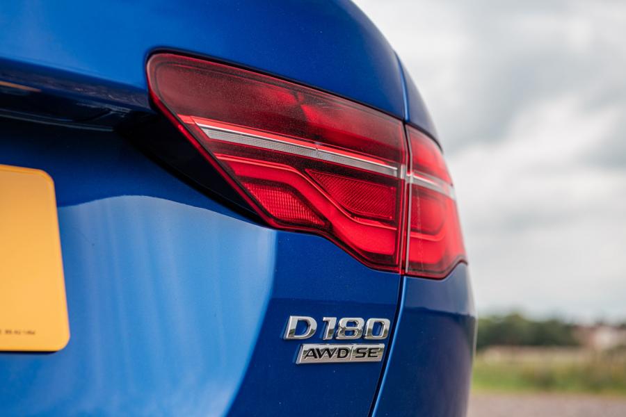 Детали экстерьера Jaguar XE D180 SE R-Dynamic AWD 2019 года  (UK) (фото 36 из 40)